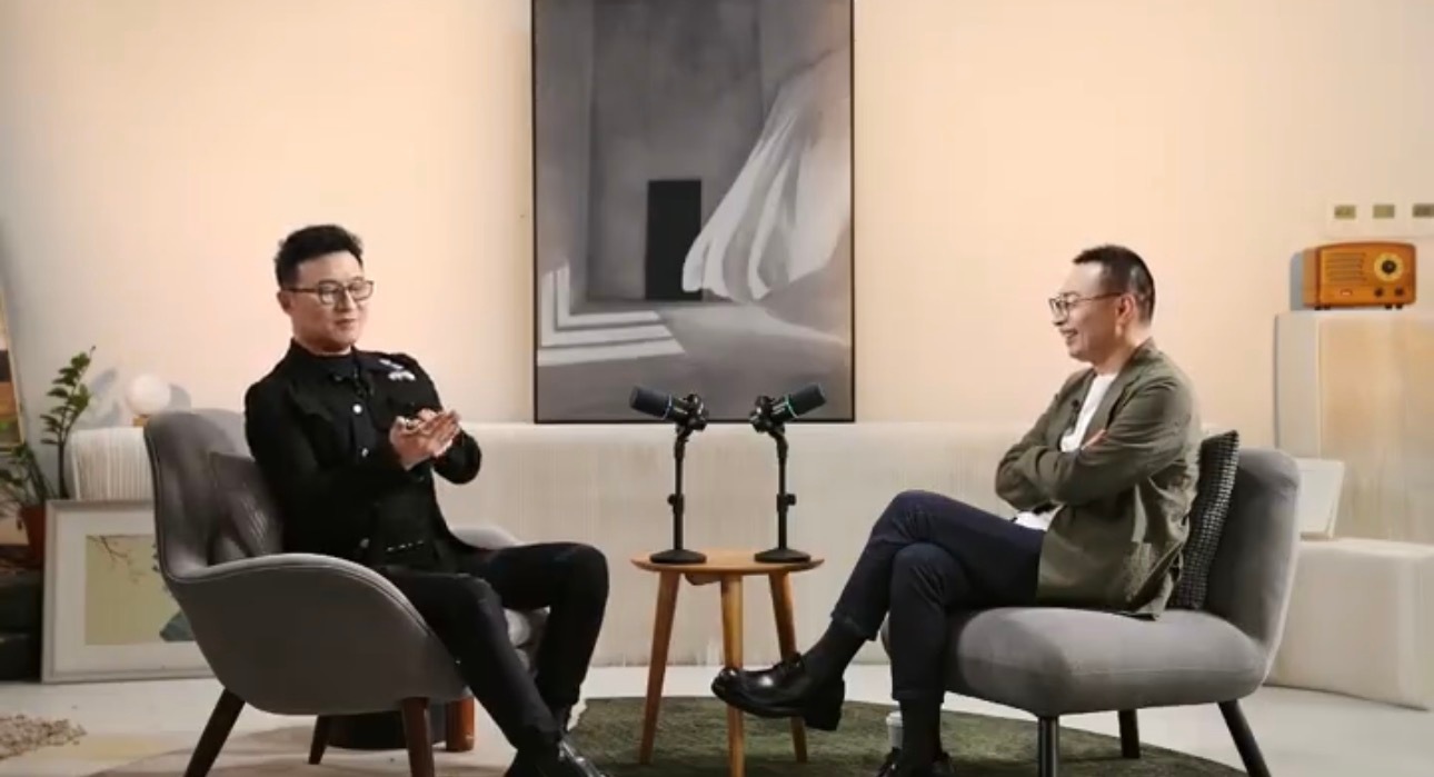 汪峰称买衣服80%都在淘宝 谁能懂有时候真的会被汪峰笑晕！采访里一脸坦荡说衣服8