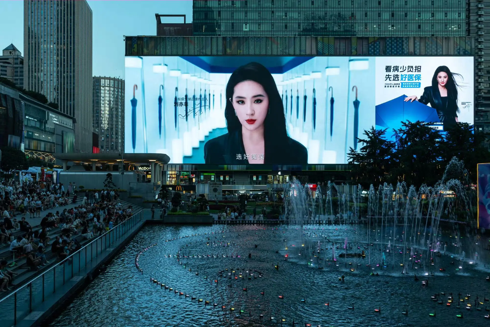科技感十足，演个未来科技的角色适配度很高。科技感十足刘亦菲的美貌就应该...