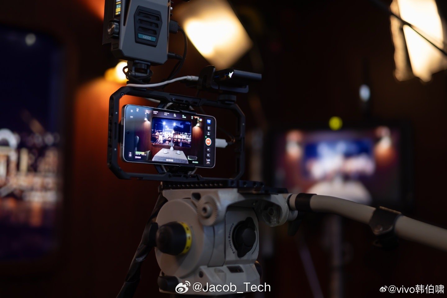 总算是亮相啦vivo X300 Ultra依旧是有增距镜不过这么看感觉手机更加板