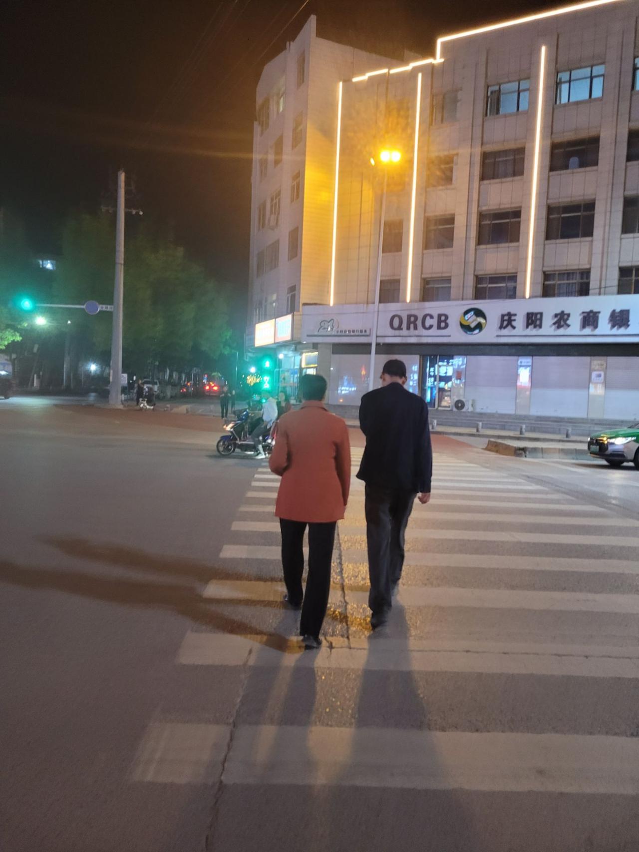 五一假期到了，我问儿子，想去哪儿玩？他眨巴着大眼睛说，去爷爷奶奶家。我答应了，我