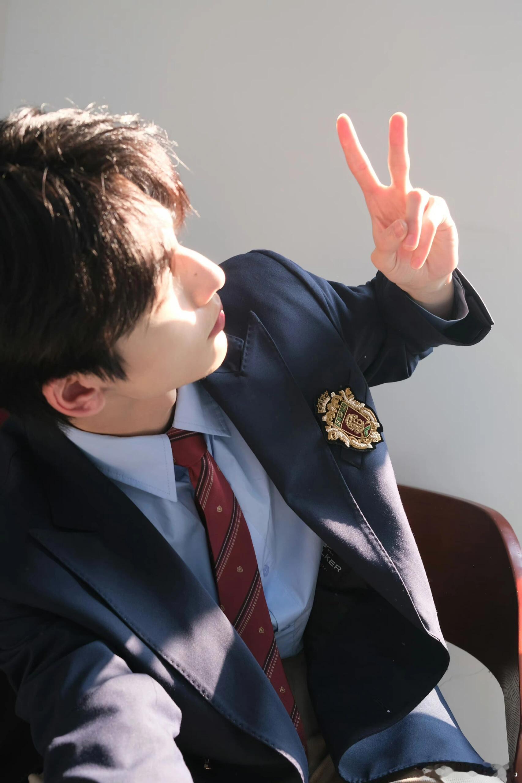 张凌赫[超话]  学院风太适合张凌赫了吧，贵族学校校草的既视感！！少年感直接拿捏