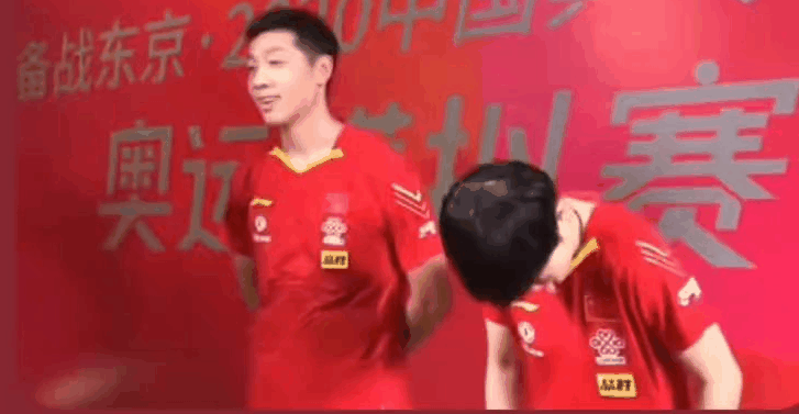记者问现在觉得哪一对最强？孙颖莎：我觉得都挺强的许昕：:我觉得最强的是自己[笑c