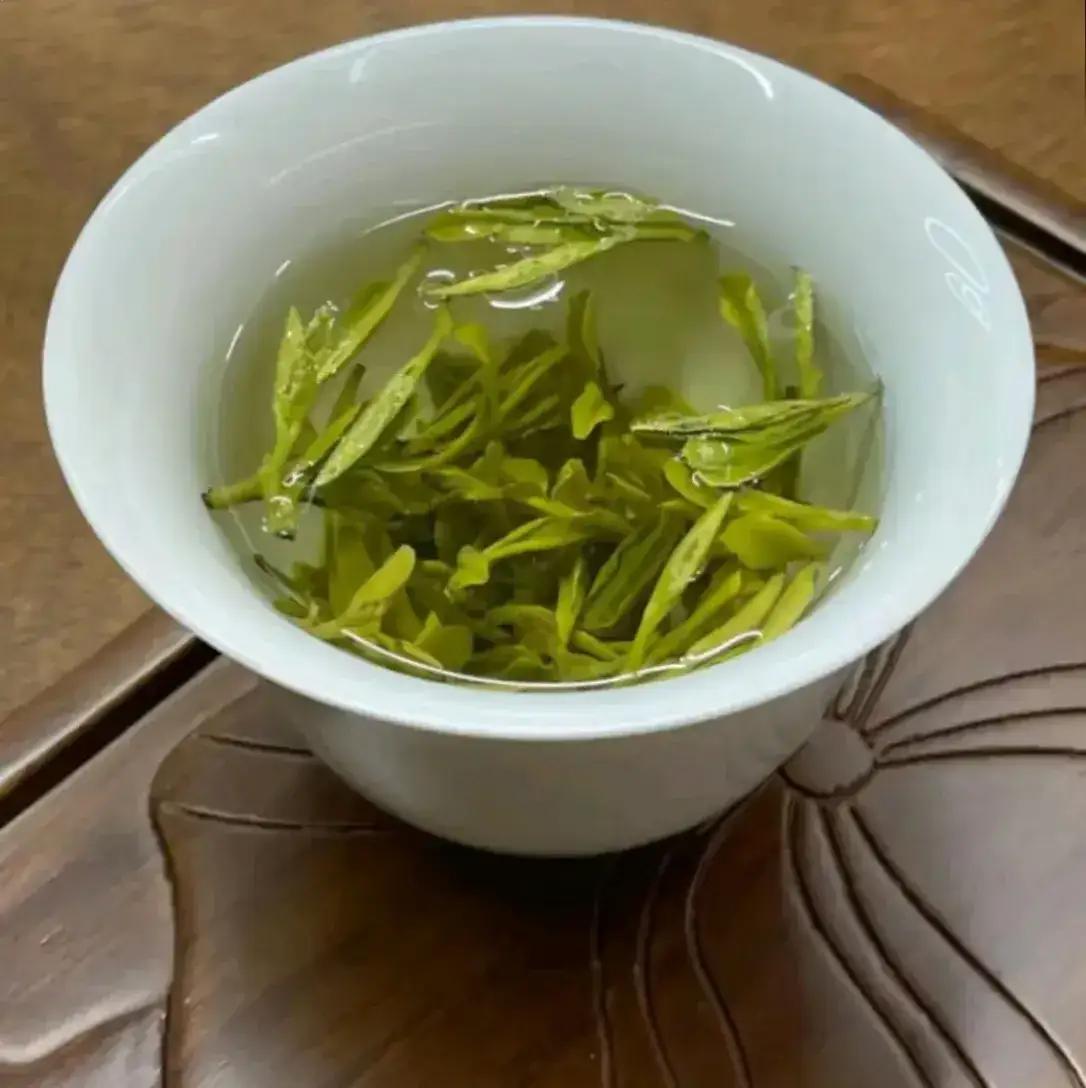 杭州最近天气太热了，早上起来特别适合来一壶热茶解解暑气，好壶配好茶，一壶龙井茶下