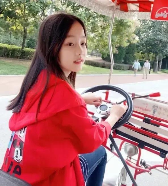 赵薇的女儿好漂亮啊！大大的眼睛，圆圆的脸蛋，洁白的皮肤，比妈妈好看多了，长大后又