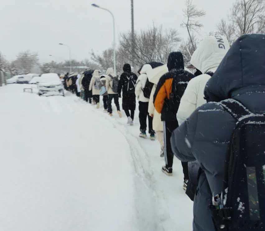 年轻人为何迷上折扣羽绒服？ 这个冬天，寒风依旧刺骨，但年轻人对羽绒服的选择却悄悄