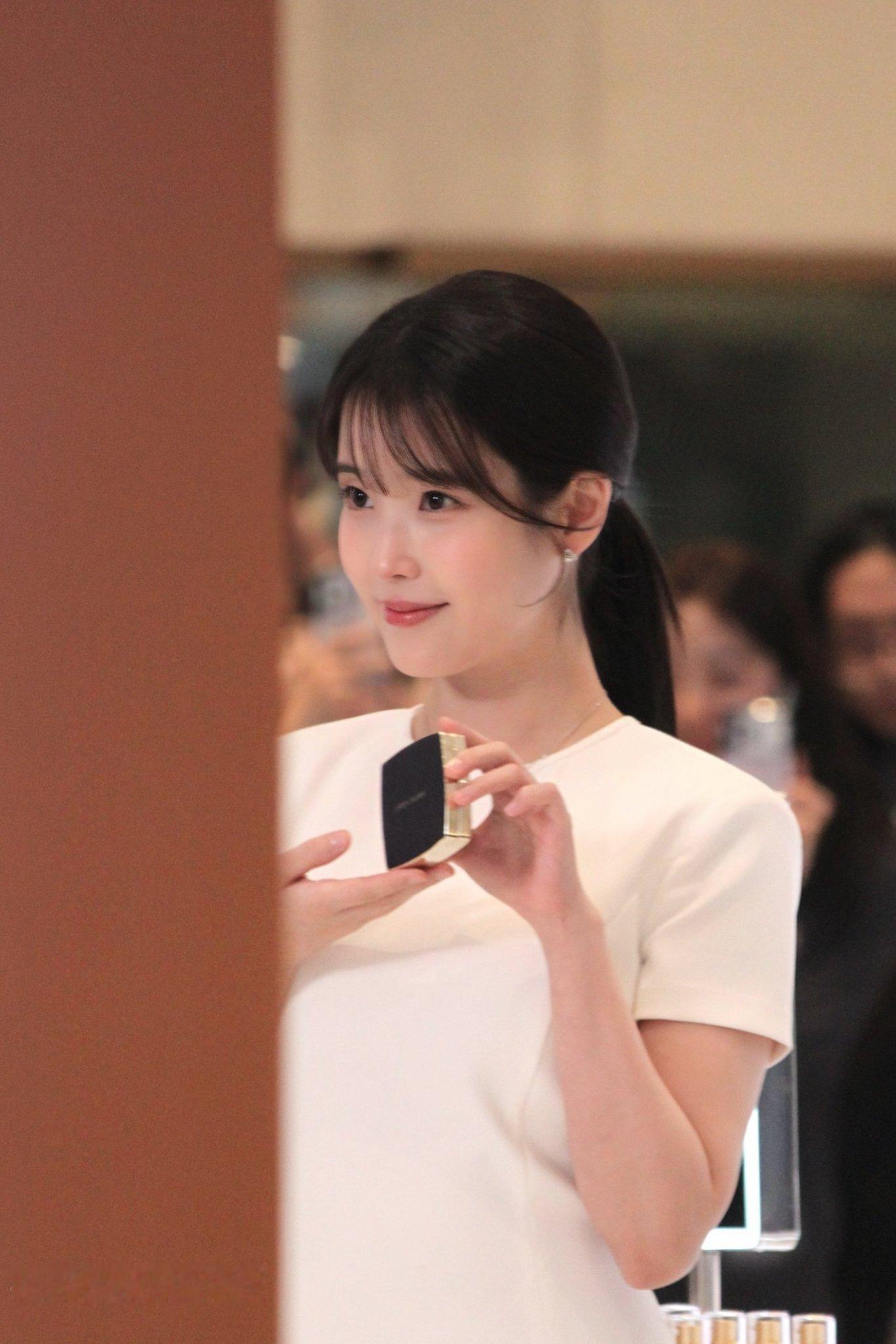 260226 IU雅诗兰黛快闪店活动生图cr.dlwlrmahi516 cool