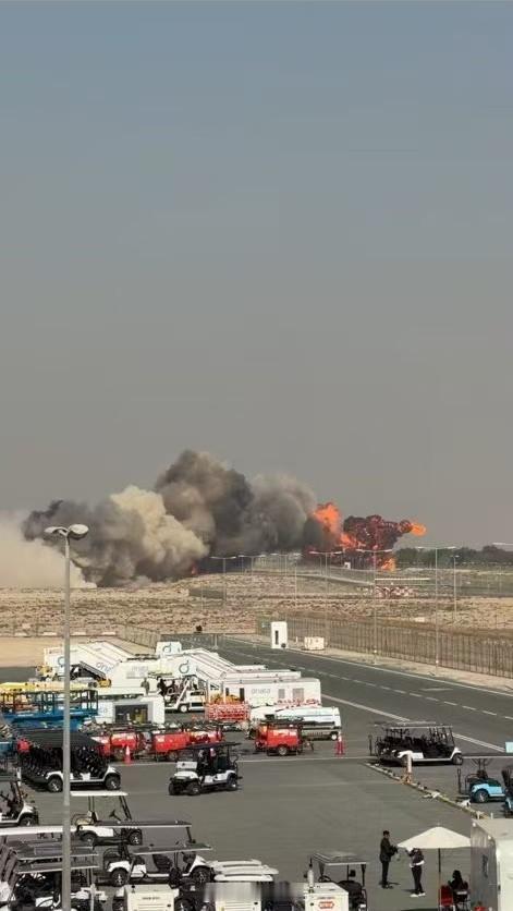 2025年迪拜航展收官日发生一起飞机坠毁事故。 当地时间21日下午，有目击者在阿