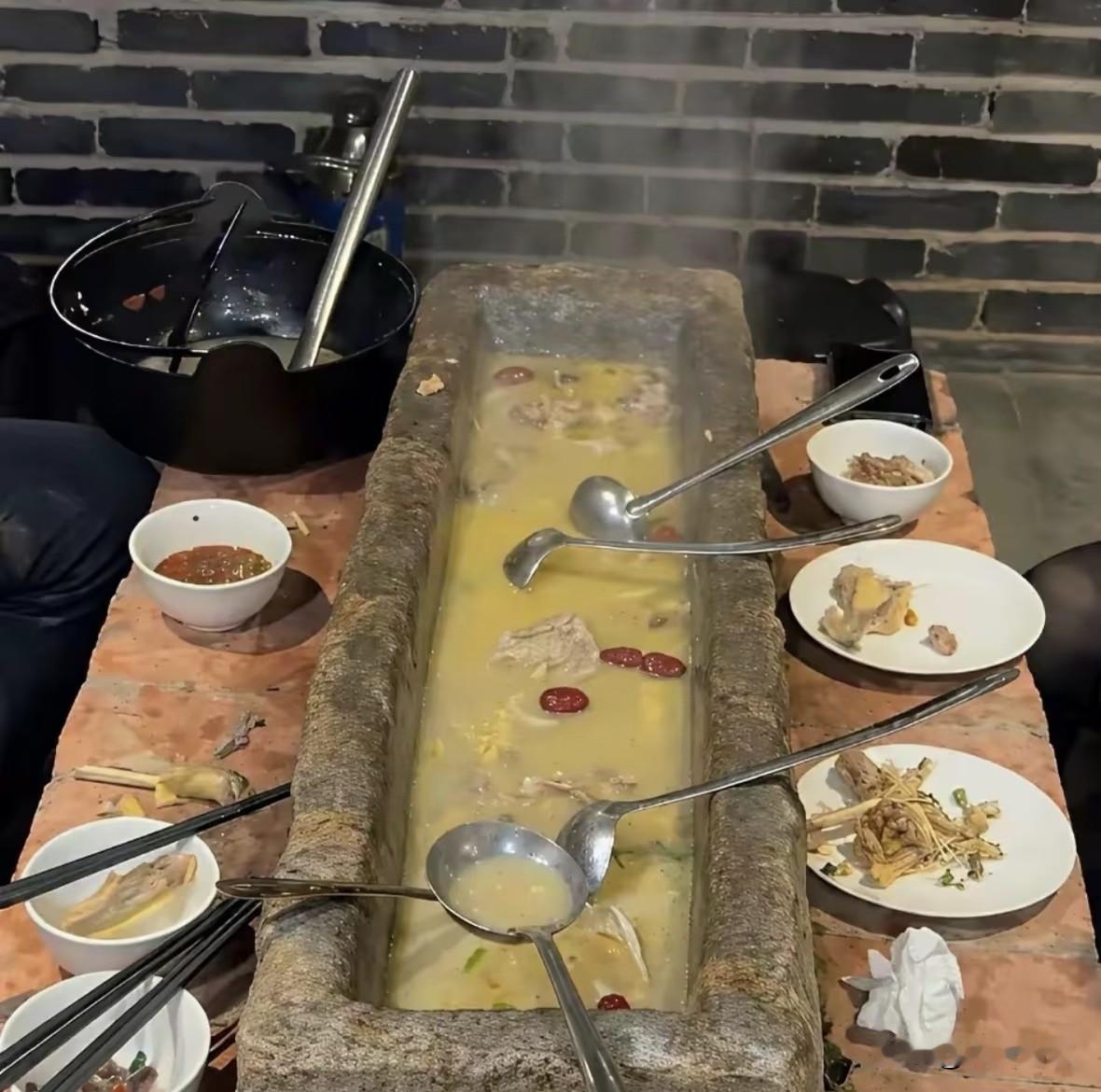 这种石槽以前在农村是用来喂猪的。把潲水倒进去，猪就过来吃。
现在农村基本上不给养