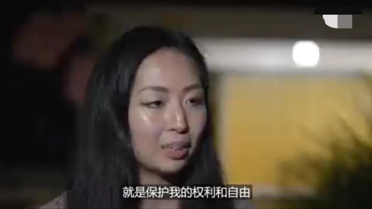 时至今日，居然还有人为“脱口秀演员李昊石”鸣不平！她大放厥词地评论道：“军人与狗