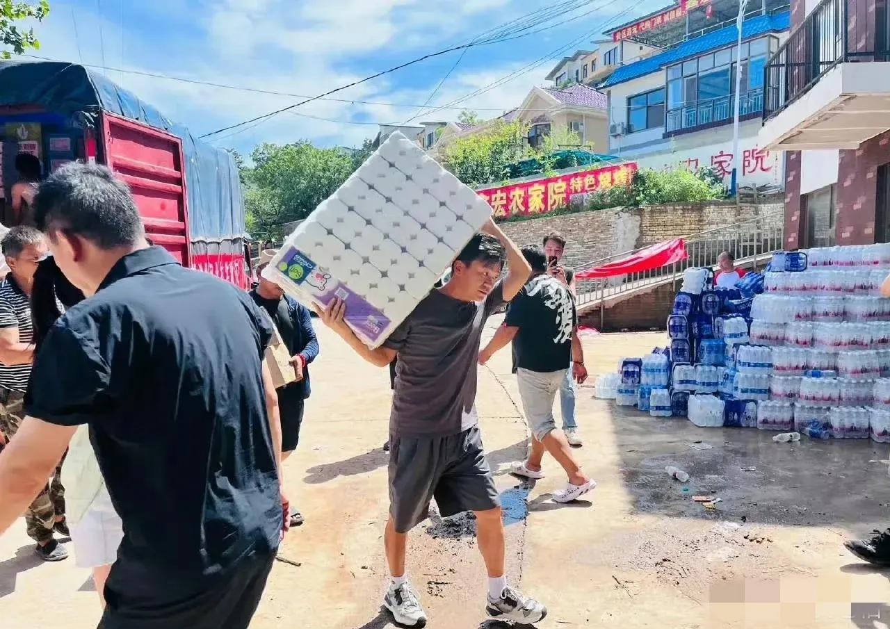 王宝强这卸货的姿势，
一看就是真正干过农活的！不仅熟练而且姿势非常正确。这就是他