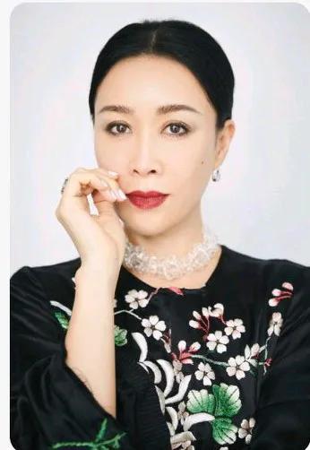4月23日，综艺节目《一路繁花2》正式官宣了六位平均年龄61.8岁的女艺人名单：