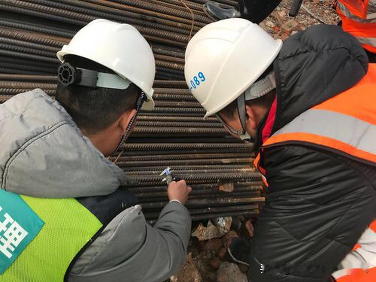 有些监理为避免承担安全责任，监理通知单满天飞、工程暂停令偶尔登场，他以为这样就可