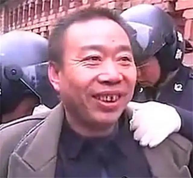 2001年，山西一煤老板枪杀14人，被抓时他面带笑容，毫无悔意，扬言道：“如果再