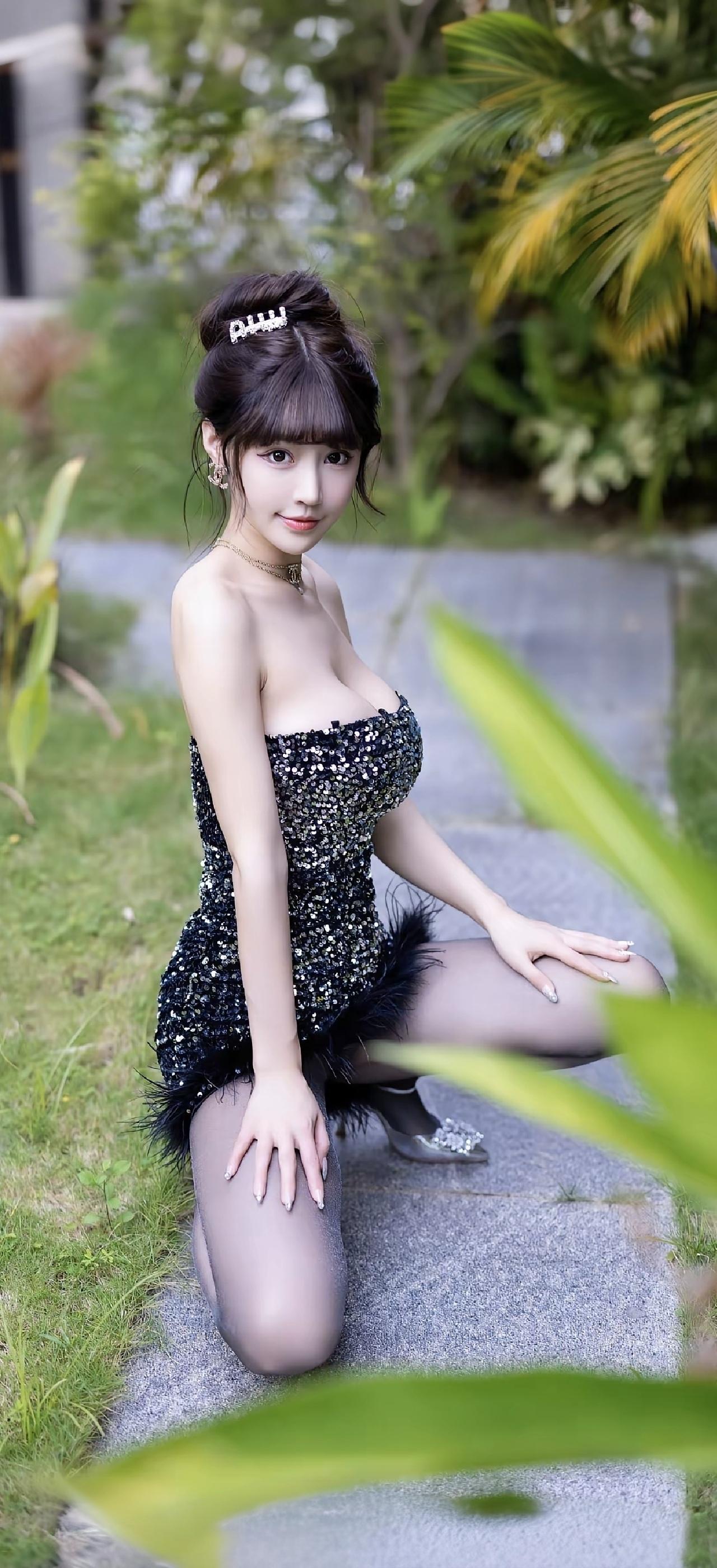 这姑娘打扮得真亮眼！