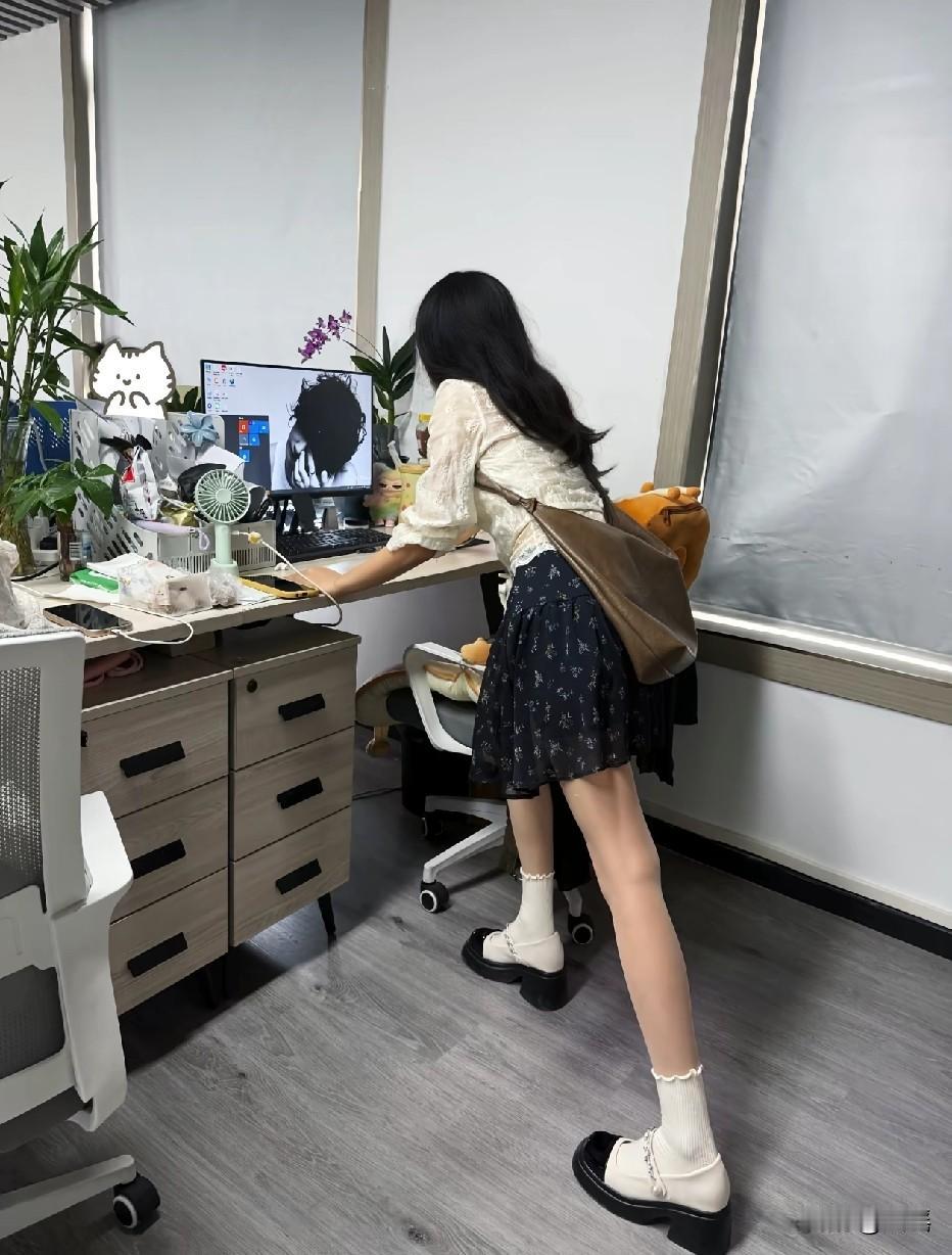 这穿搭算是公司里最靓的了吧[看]