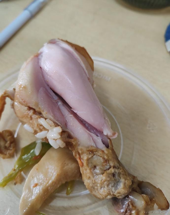 食堂鸡腿现“迷之色彩”，这色泽令人心生疑虑，它究竟经历了什么？如此模样，还能否安
