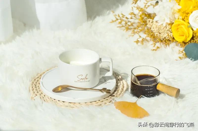 对我来说，快乐从不用花钱买：清晨泡杯热饮，看阳光爬满书桌；下班路上听首喜欢的歌，