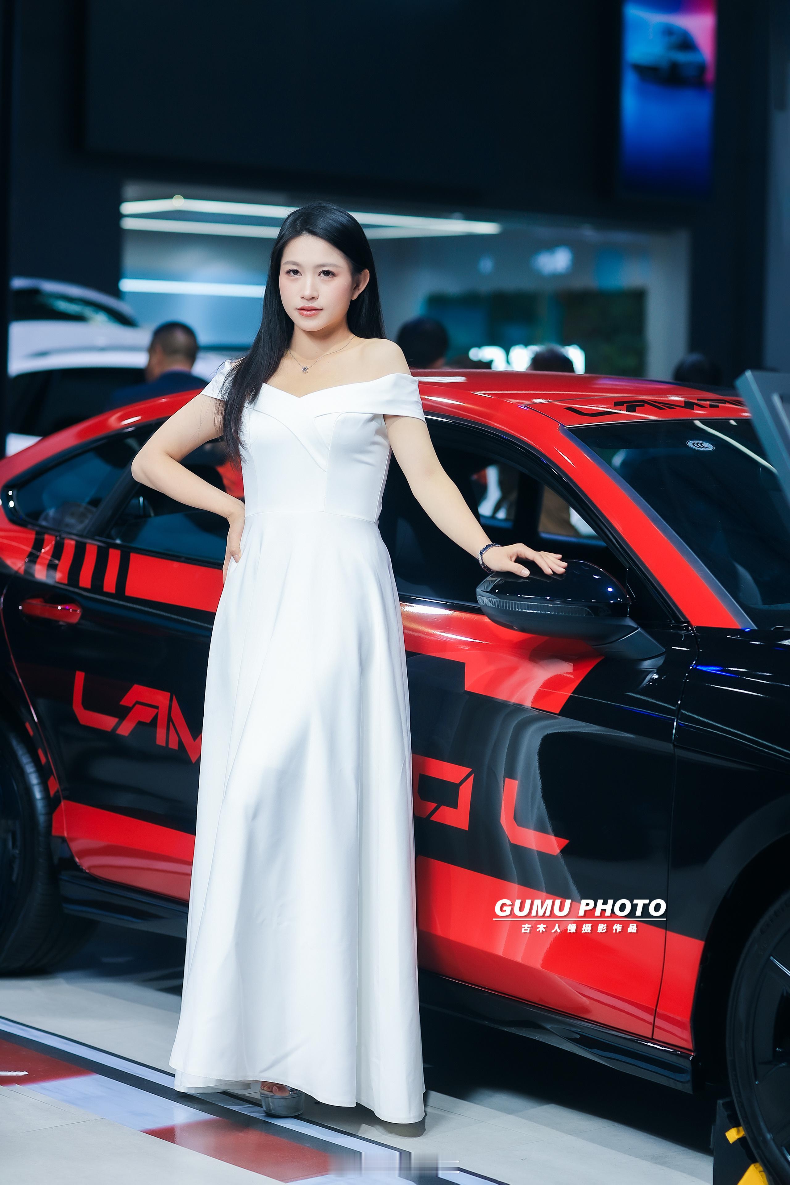 2025贵阳汽车文化节上汽大众展台模特小姐姐。2025贵阳汽车文化节第十五届贵阳