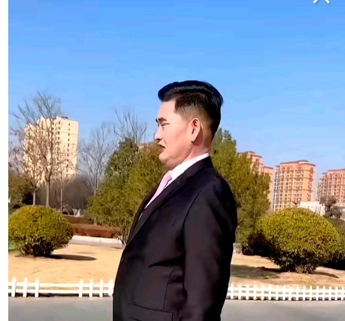 大衣哥朱之文，一个农民，穿件旧军大衣就上了选秀节目。嗓子一亮，直接炸场！

20