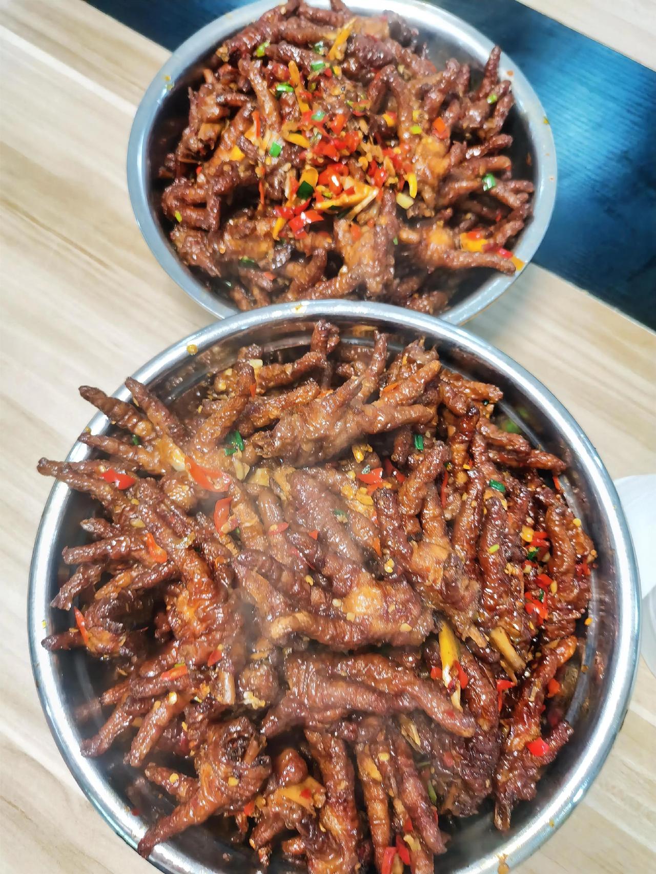 今日公司食堂家常菜谱：
可乐鸡瓜
蒸南瓜
冬瓜肉汤。

我这半生辗转人海，
曾妄