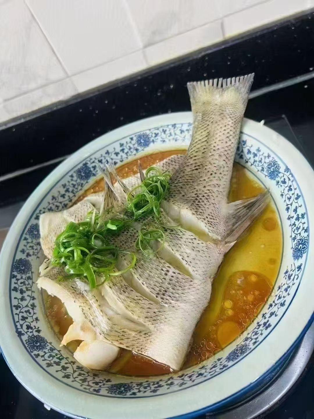 清蒸鲈鱼，撒点葱花更美味！