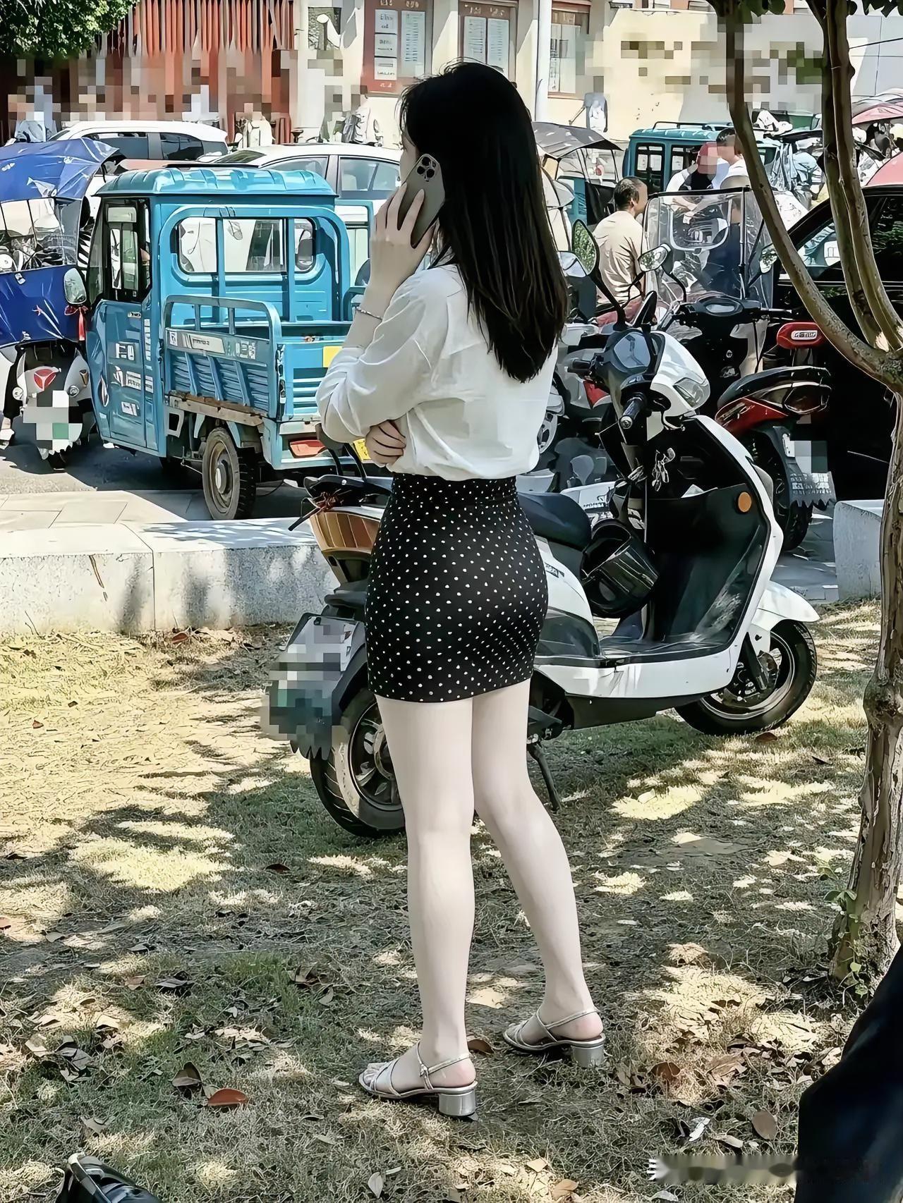 谁能想到小学门口接孩子的宝妈区，还能遇到这么有都市感的穿搭，树影落在身上的瞬间随