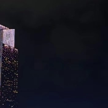 澄澈的晴空铺展开来，明净的蓝几乎不染杂色，只有几缕轻薄的云絮，零散地浮在遥远天际