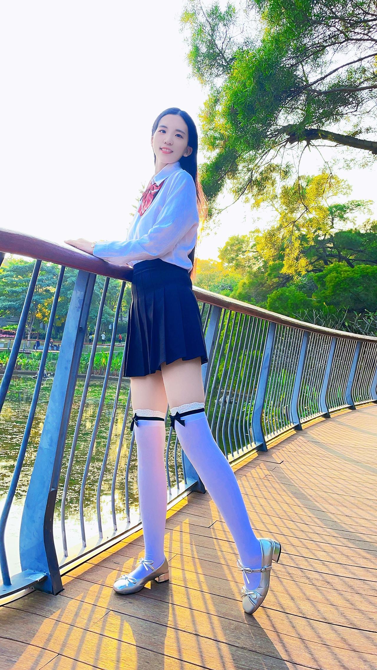 你喜欢这双过膝袜吗？创作者中心 创作灵感 美女 jk 过膝袜 
人美？还是景美？