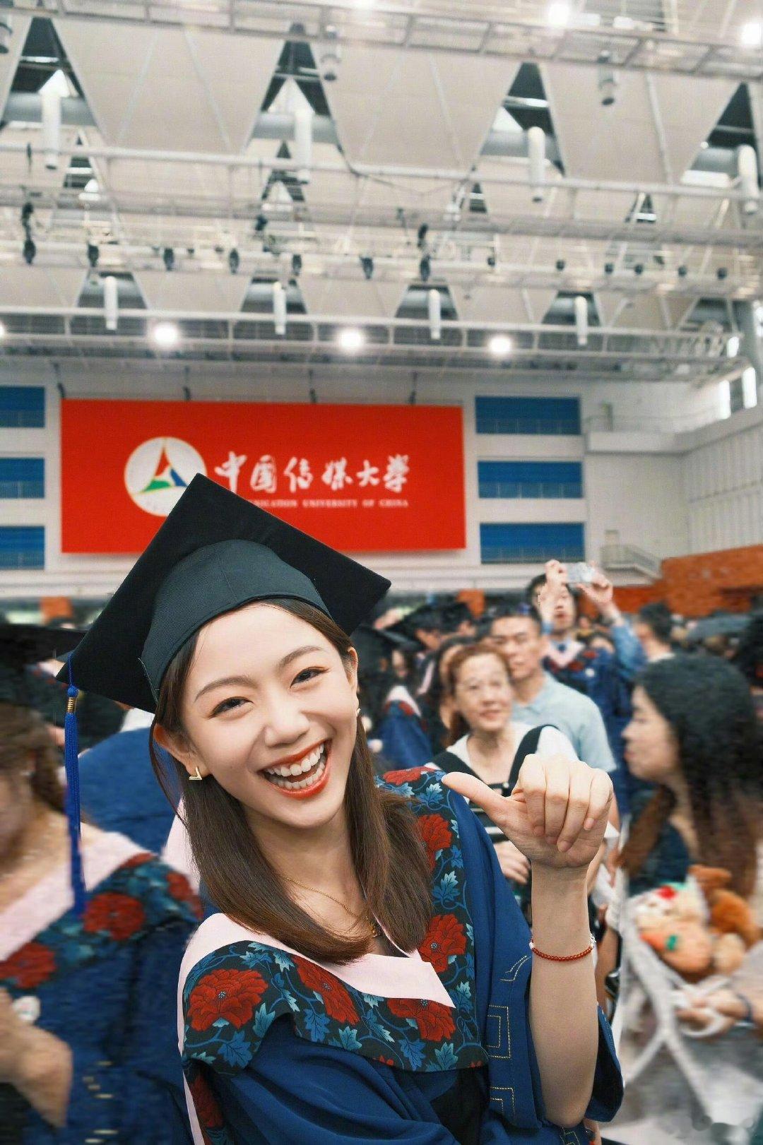 #冯禧中传硕士毕业# 冯禧晒中传毕业典礼照片和硕士学位证书，顺利从中传毕业啦，耳