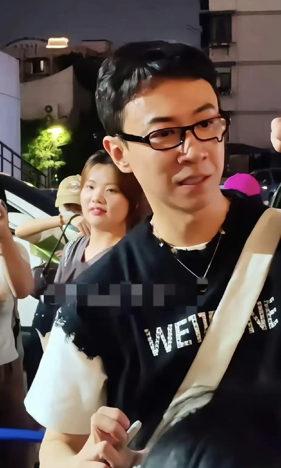 近日，有网友偶遇张维伊，发现他的头发换造型了，不仅耳机摘了，而且连头发也剪短了，