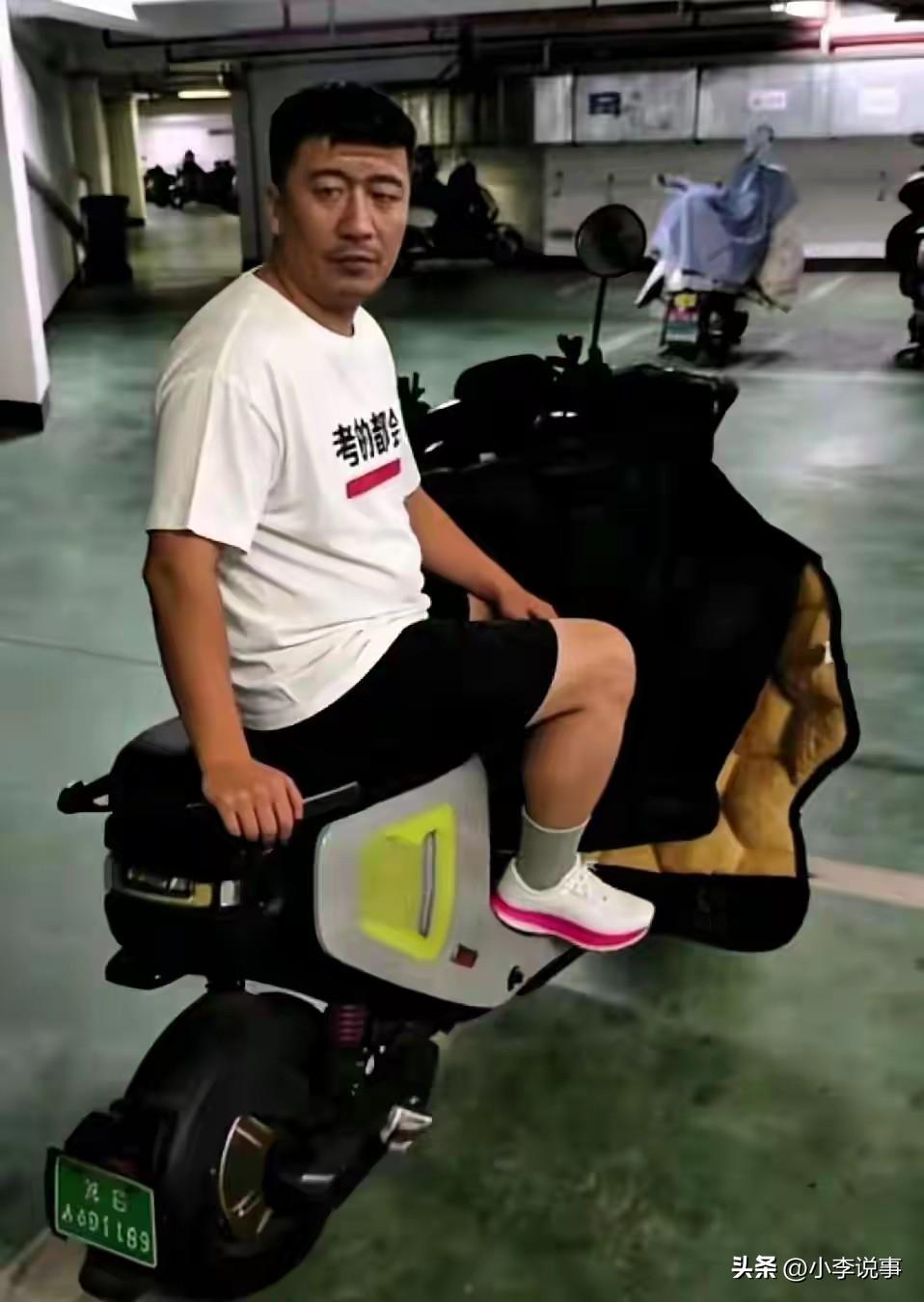 人刚走就谈公司，
难道只为作秀？
 
峰哥离世后。
合伙人武亮发了通告。
没提分