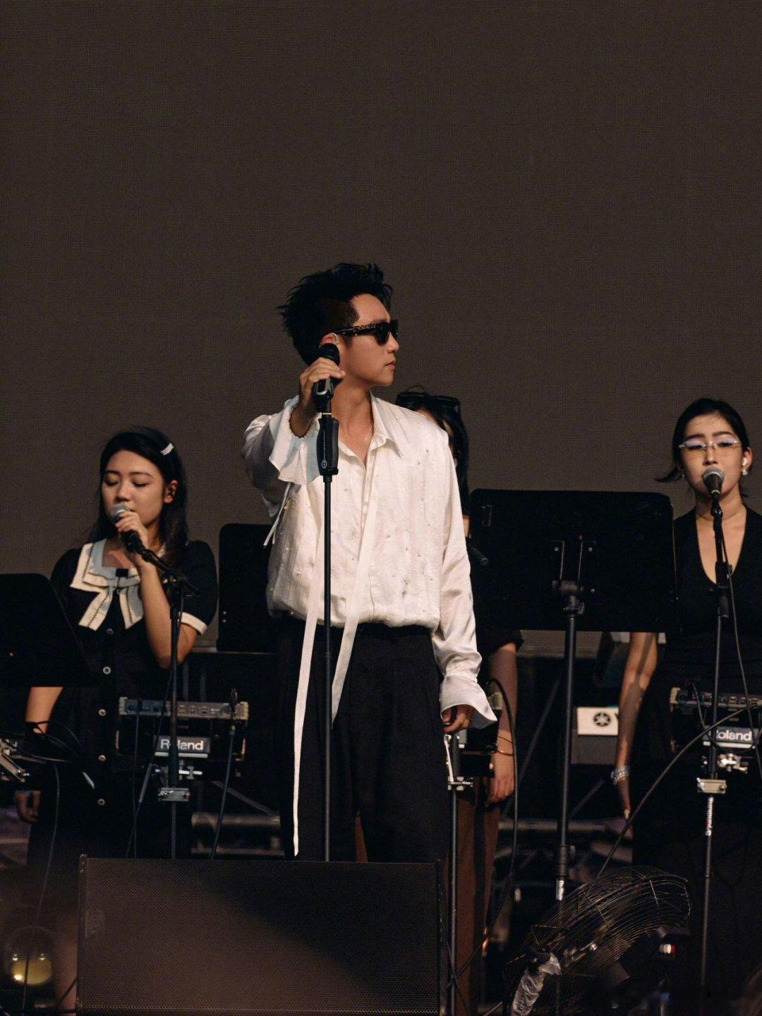 韩庚嘉宾郑恺韩庚世界的角落巡演谁懂啊！韩庚这场唱跳稳到离谱，郑恺突然冲出来我直接