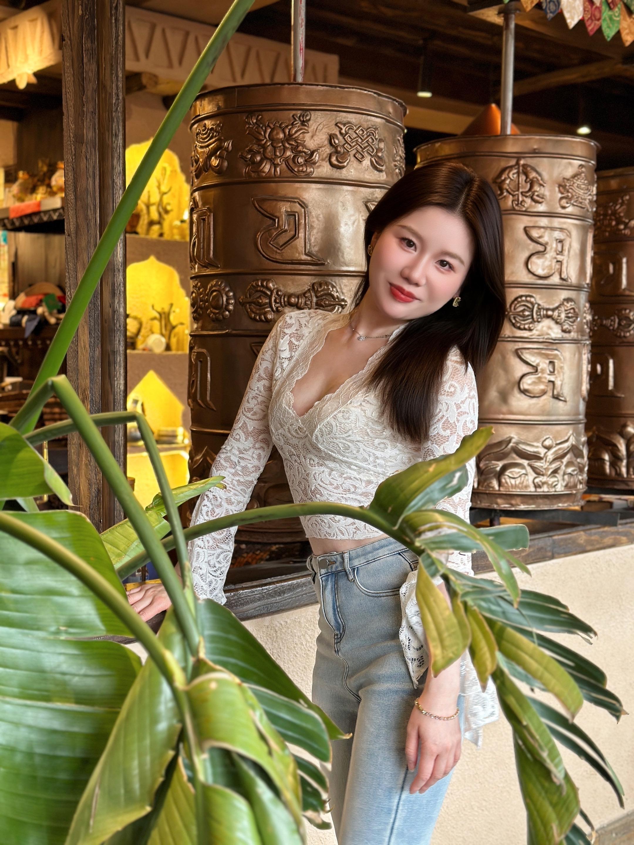 快来这家咖啡馆！窗外就是香格里拉的落日！ 在香格里拉中转🚄的唯一一个...