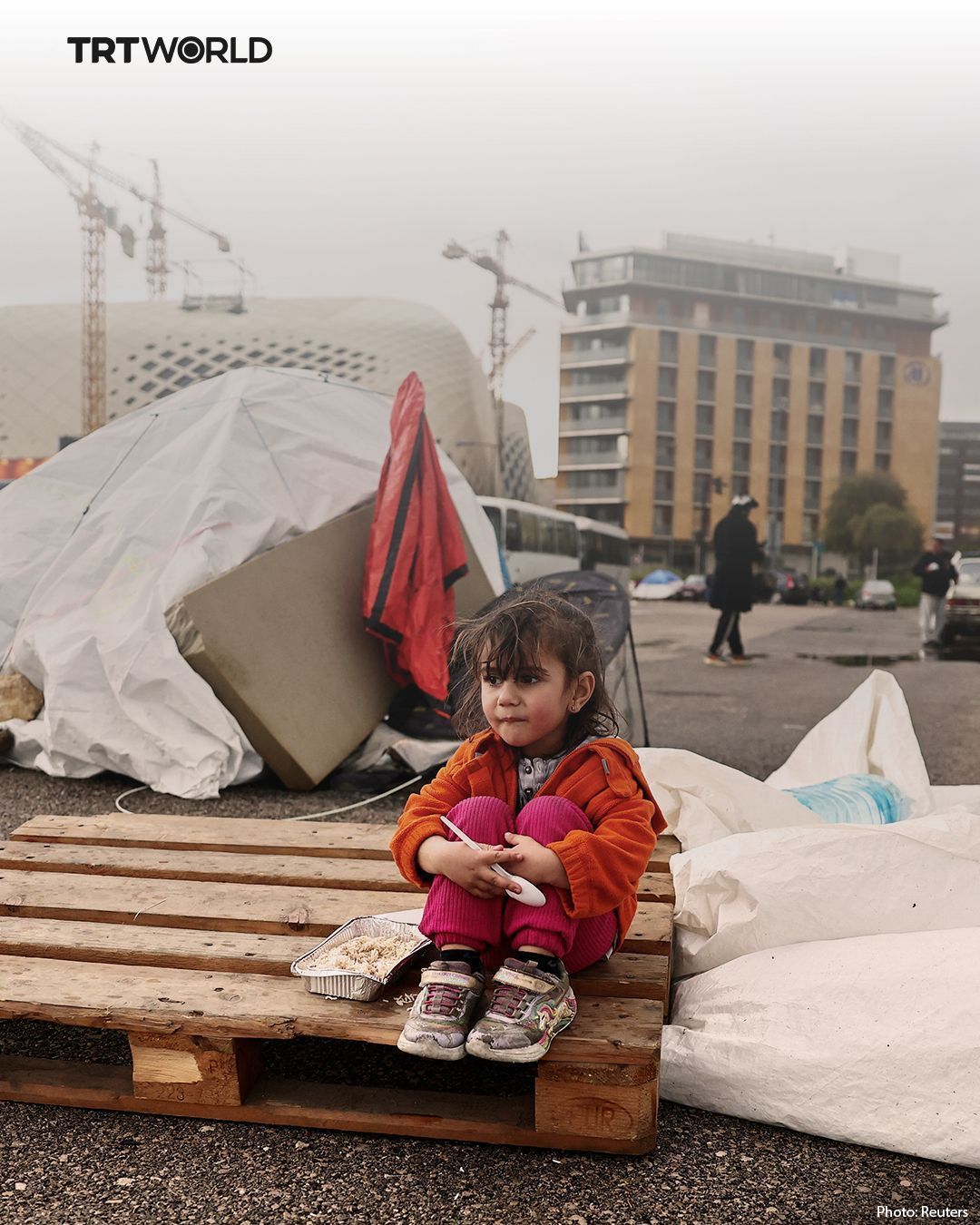 2026年3月21日，贝鲁特开斋节期间，一名女孩坐在临时流离失所者营地的托盘上。
