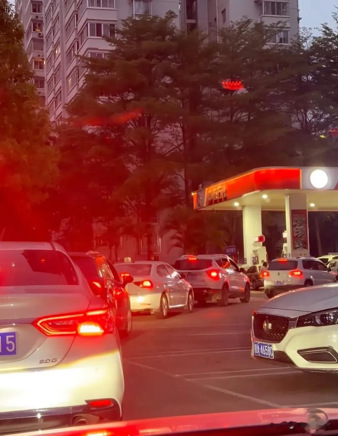 月12日晚，
加油站又开始排队了，
不少人以为是油价要跌，其实不然：对很多燃油车