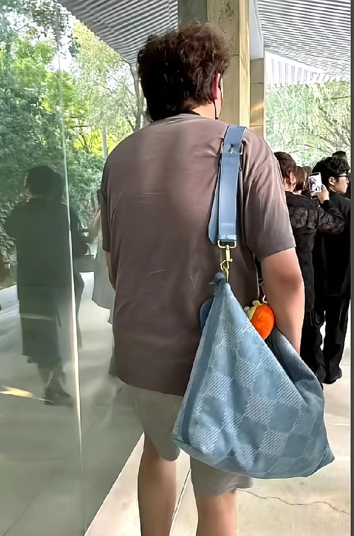 这反差萌，笑鼠人了！王cc把老板的lv包包，背出了大妈去超市抢鸡蛋的既视感！昨天