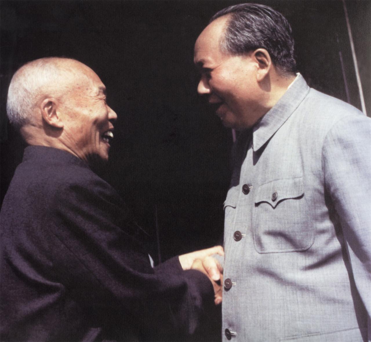 1965年，李宗仁回归祖国大陆，受到了毛主席的热烈欢迎。在见面时，毛主席以浓重的