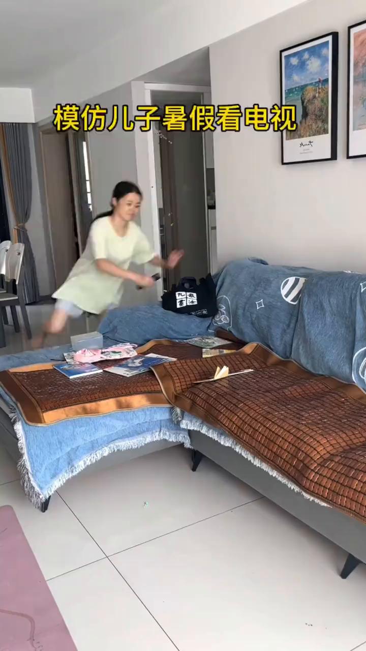 模仿儿子暑假看电视。
模仿儿子暑假看电视。