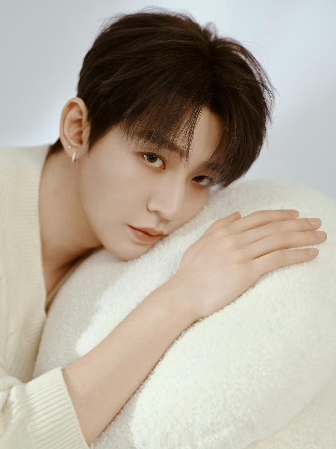 我靠，邓为帅的太太太惊艳了，淡黄色V领毛衣搭配灰色长裤的造型，真的像是一束温柔的