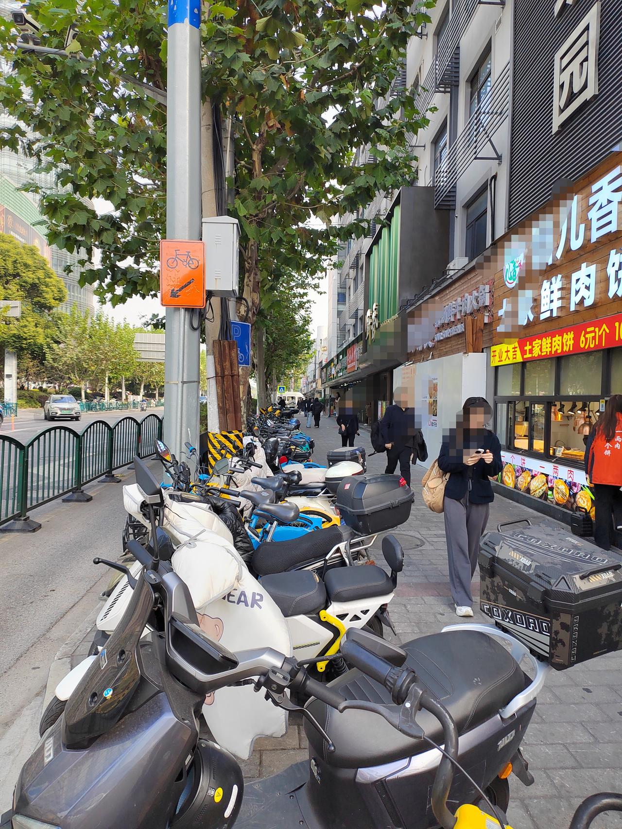 这条街上十多家做餐饮的门市，几乎每个季度都有关门以及新开业的。餐饮行业看似门槛低