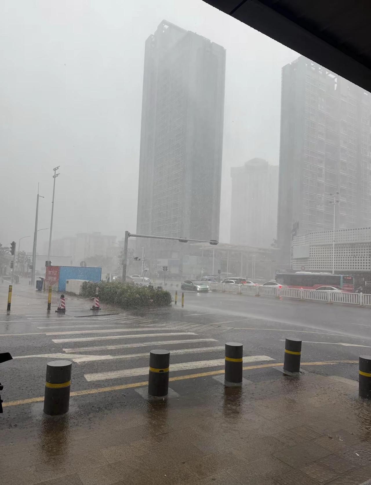 班我讨厌你 啊啊啊啊暴雨⛈ 暴雨大雨现场情况展示 鞋子湿了也没关系