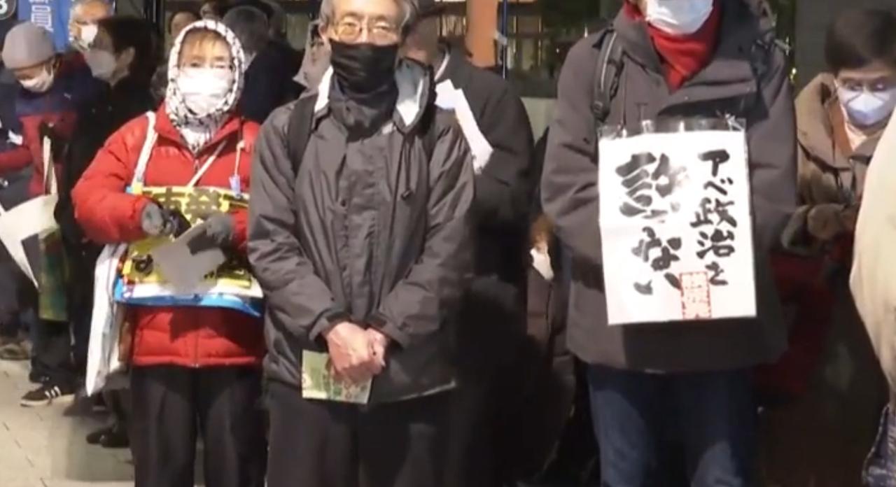 这是日本民众发起的抗议活动，针对高市早苗的右翼政治主张和危险言论。现场民众手持“