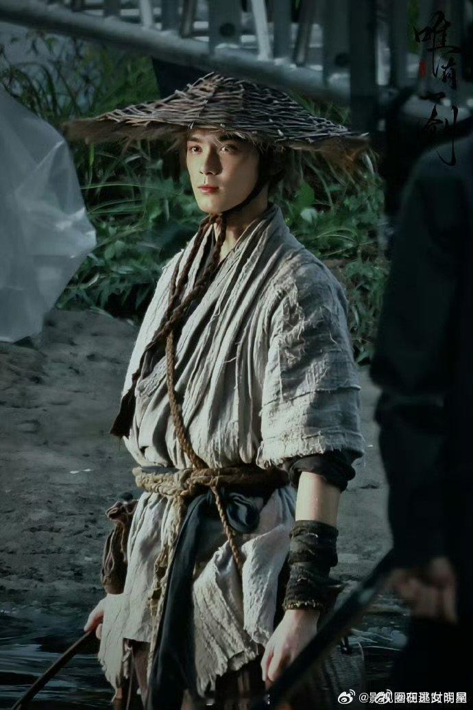 吴磊剑来斗笠麻衣造型吴磊剑来出妆路透 洗得发白的衣衫，藏着逆天改命的胆。吴磊的陈