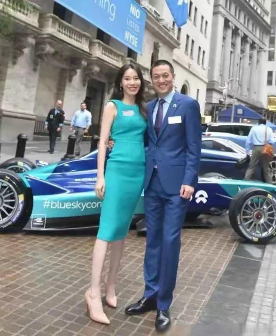 蔚来汽车老板娘，才华与美貌俱佳。李斌的妻子王屹芝，曾经是央视的记者、双语主持人 