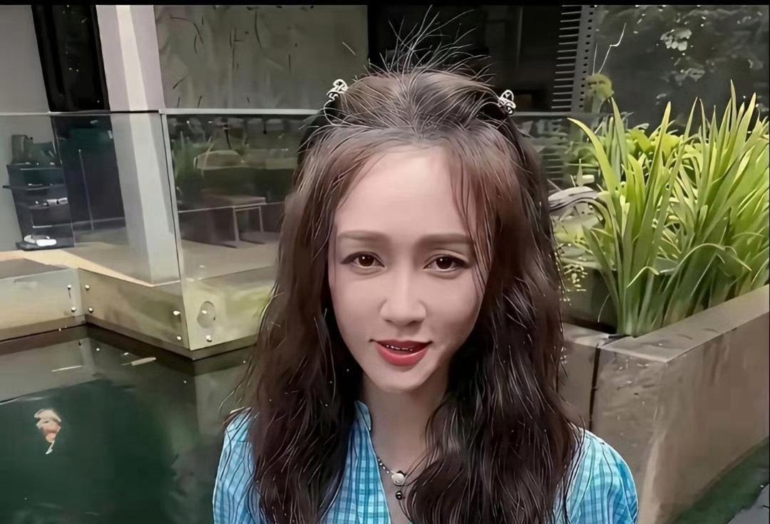 48岁陈乔恩坦然露出白发发根，从容接纳岁月痕迹，完全不会被容貌焦虑束缚。 