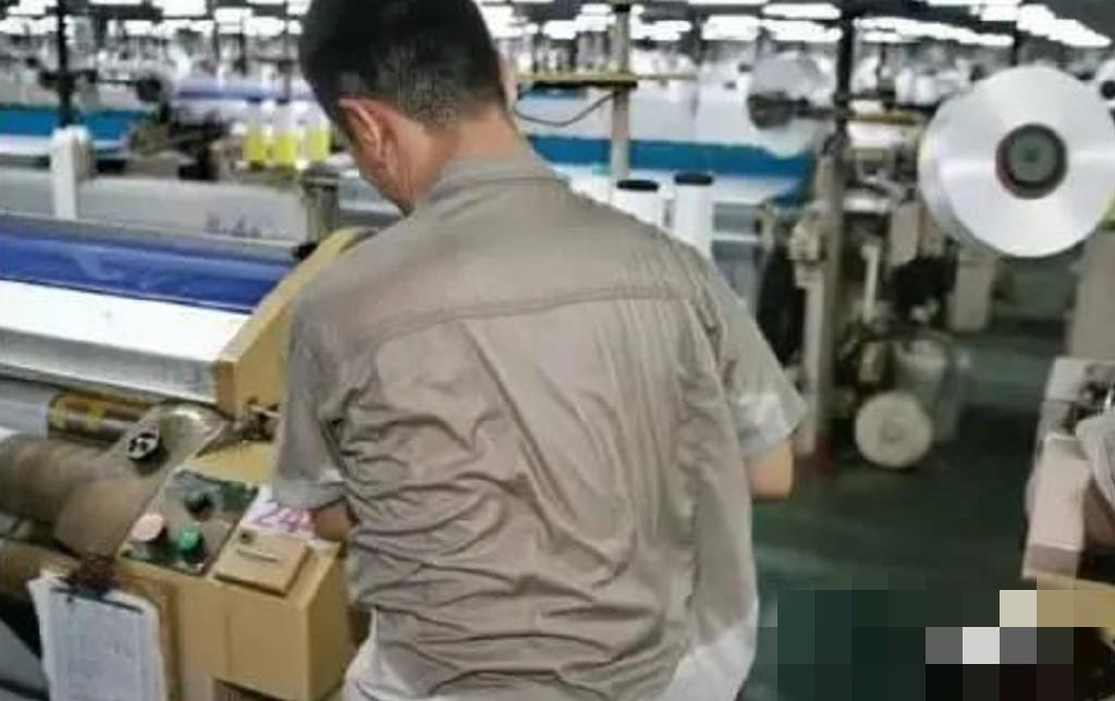由“出汗散热”类比反思工作治理与形式主义


炎热的夏天，燥热的工作环境下，我们