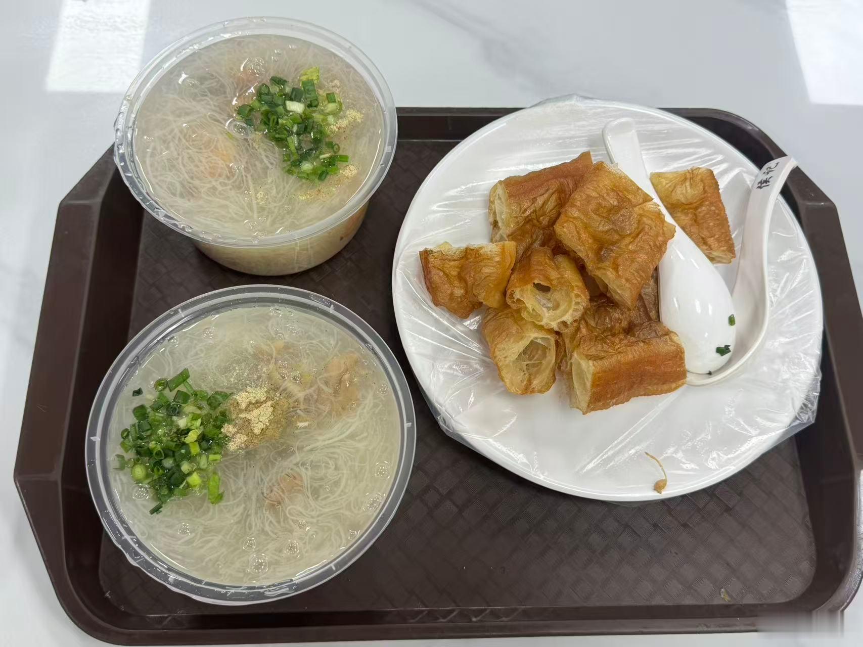 靠，来吃面线糊，被劣质一次性筷子的毛刺扎嘴里了来诊所拔掉，痛的要命… 