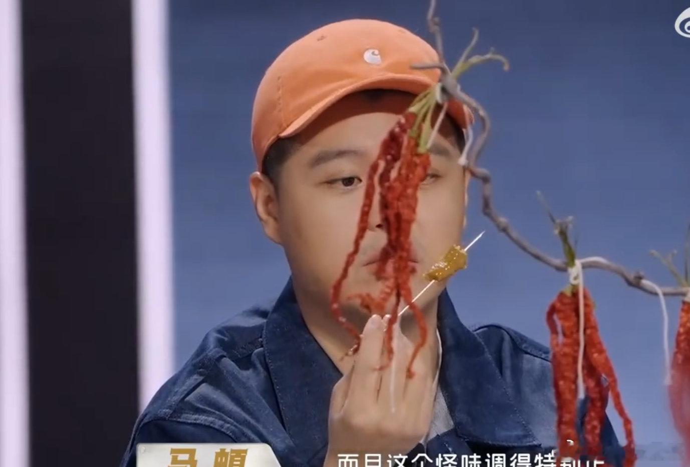 马頔有时间不会写歌只会吃 粉丝给他寄了一箱零食，附言：“頔哥，吃饱了能写歌了吗？