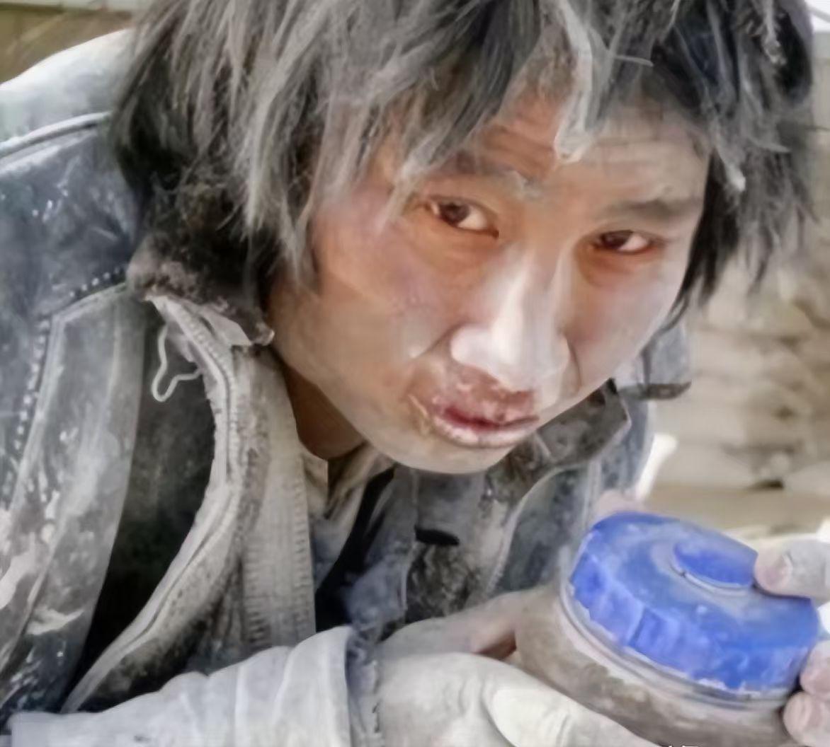 2007年，大学生崔松旺伪装成流浪汉，浑身散发恶臭，牙齿布满污垢，每天在垃圾桶旁