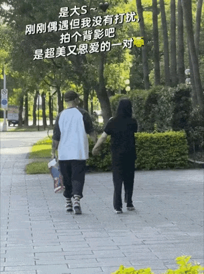 大S离开快一周年了，具俊晔依然没有走出来。
好可惜，两个人幸福还不到三年，还没有